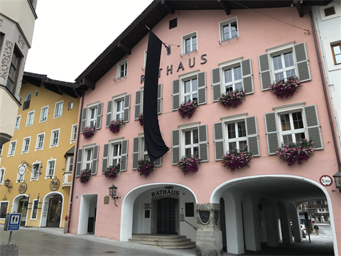 Foto für Stadt Kitzbühel trägt Trauer