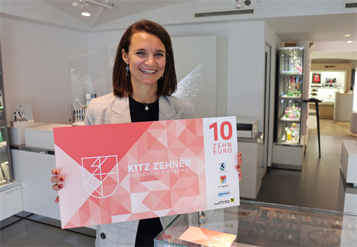 Johanna Oberdorfer vom Verein WIRtschaft Kitzbühel unterstützt, wie rund 150 Betriebe in Kitzbühel, den „Kitz-Zehner“ Einkaufsgutschein.